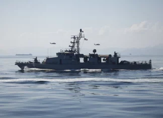 Kapal Perang AS Dan Kapal Perang Iran Nyaris Bersinggungan Di Teluk Persia