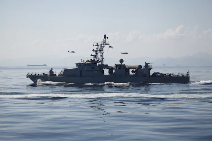 Kapal Perang AS Dan Kapal Perang Iran Nyaris Bersinggungan Di Teluk Persia