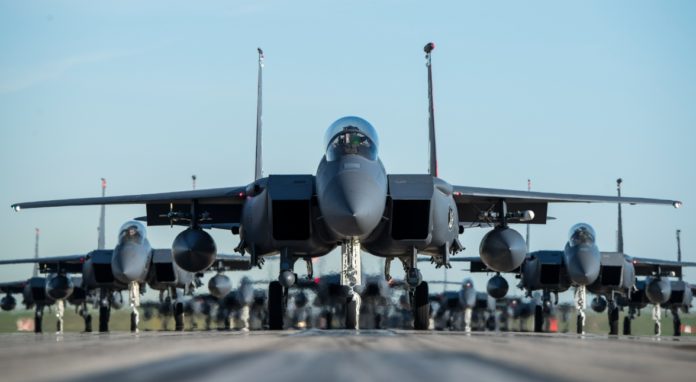 Mengenal Teknologi EPAWSS di Pesawat Tempur F-15 Eagle Mengenal Teknologi EPAWSS di Pesawat Tempur F-15 Eagle