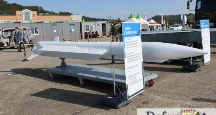 Korea Selatan Tampilkan Rudal Anti-kapal Supersonik Baru. Model skala 1:1 dari rudal Air-to-Ship Guided Missile II saat dipamerkan di Sacheon Airshow 2024.