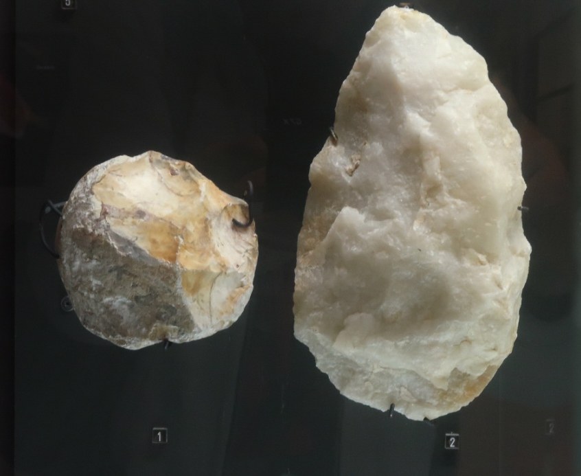 Koleksi alat batu Paleolitikum Bawah