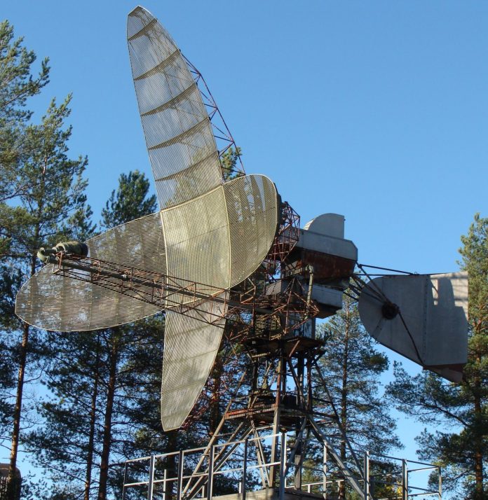 Antena radar pengawasan udara tiga dimensi