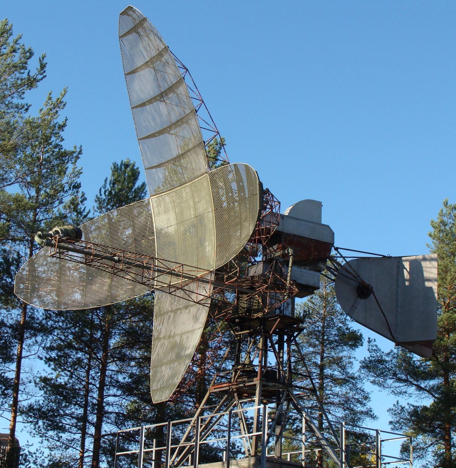 Antena radar pengawasan udara tiga dimensi