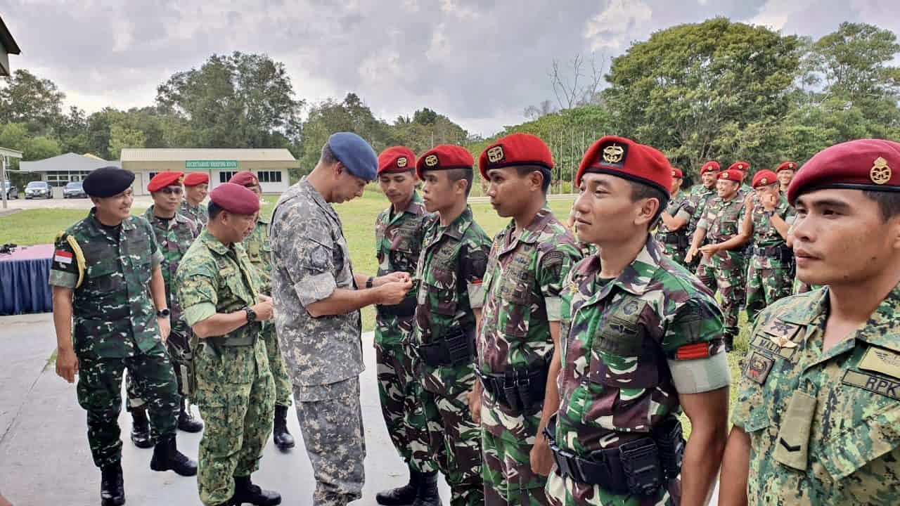 Prajurit Kopassus dalam latihan bersama Petir Sakti dengan pasukan elit Brunei