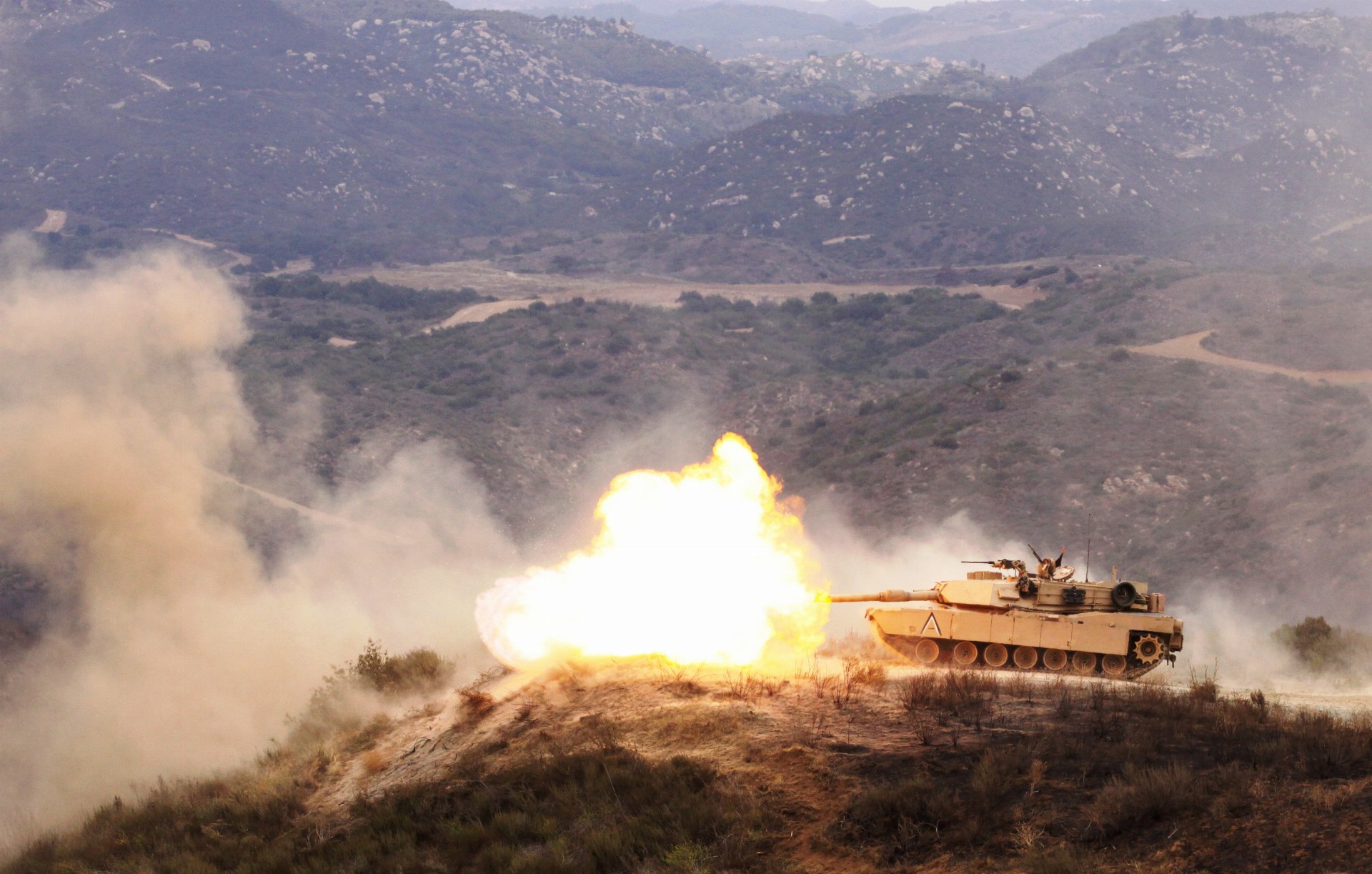 M1 Abrams Marinir AS menembak di Camp Pendleton