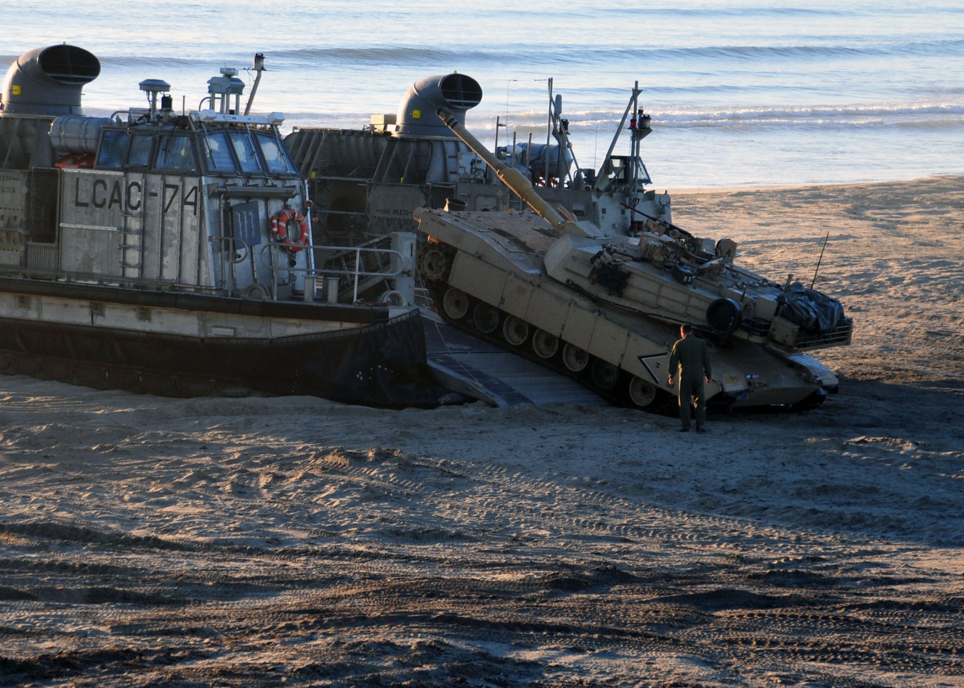 M1A1 Abrams Marinir AS turun dari LCAC