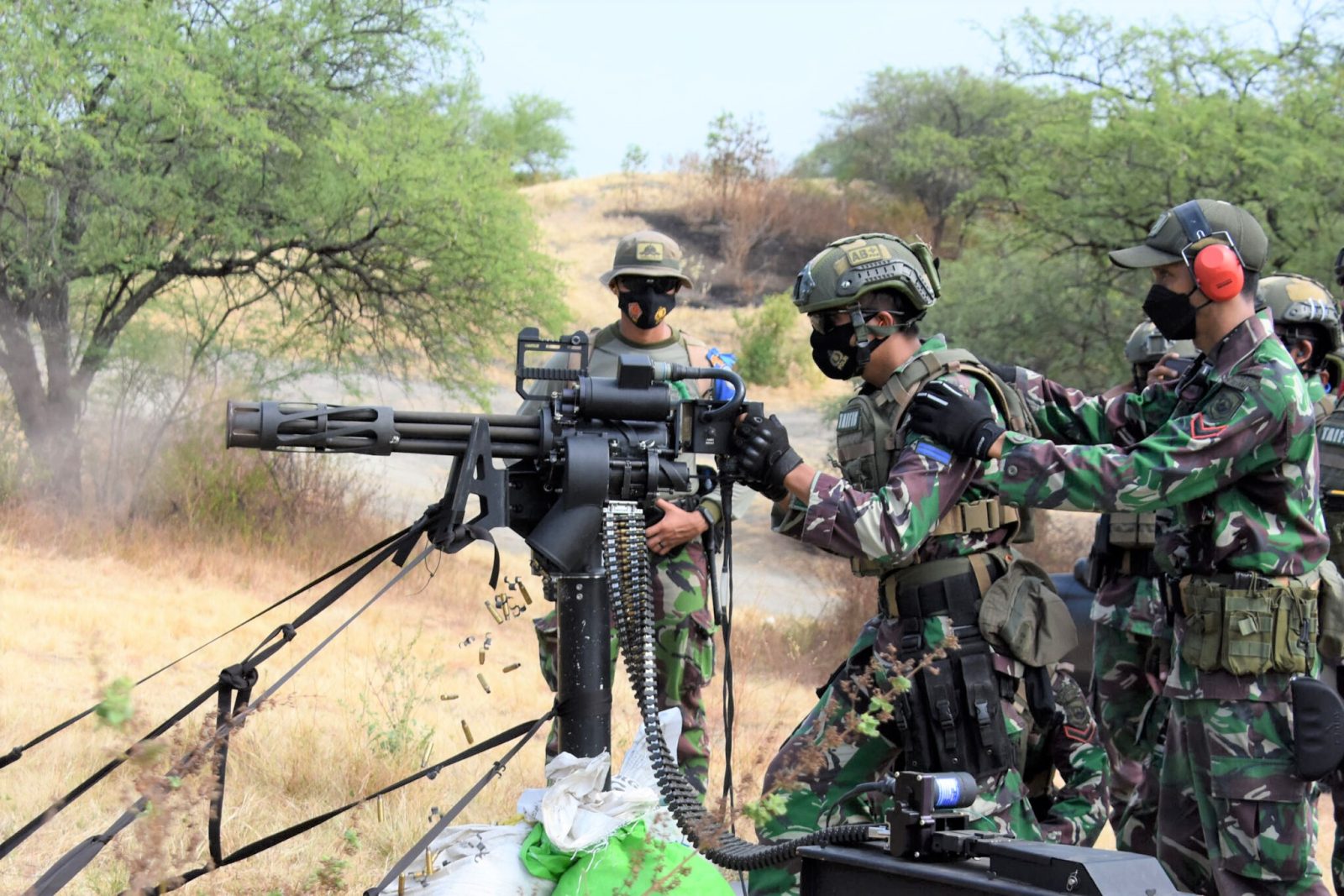 Prajurit Korps Marinir mengawaki senapan mesin M134D Minigun