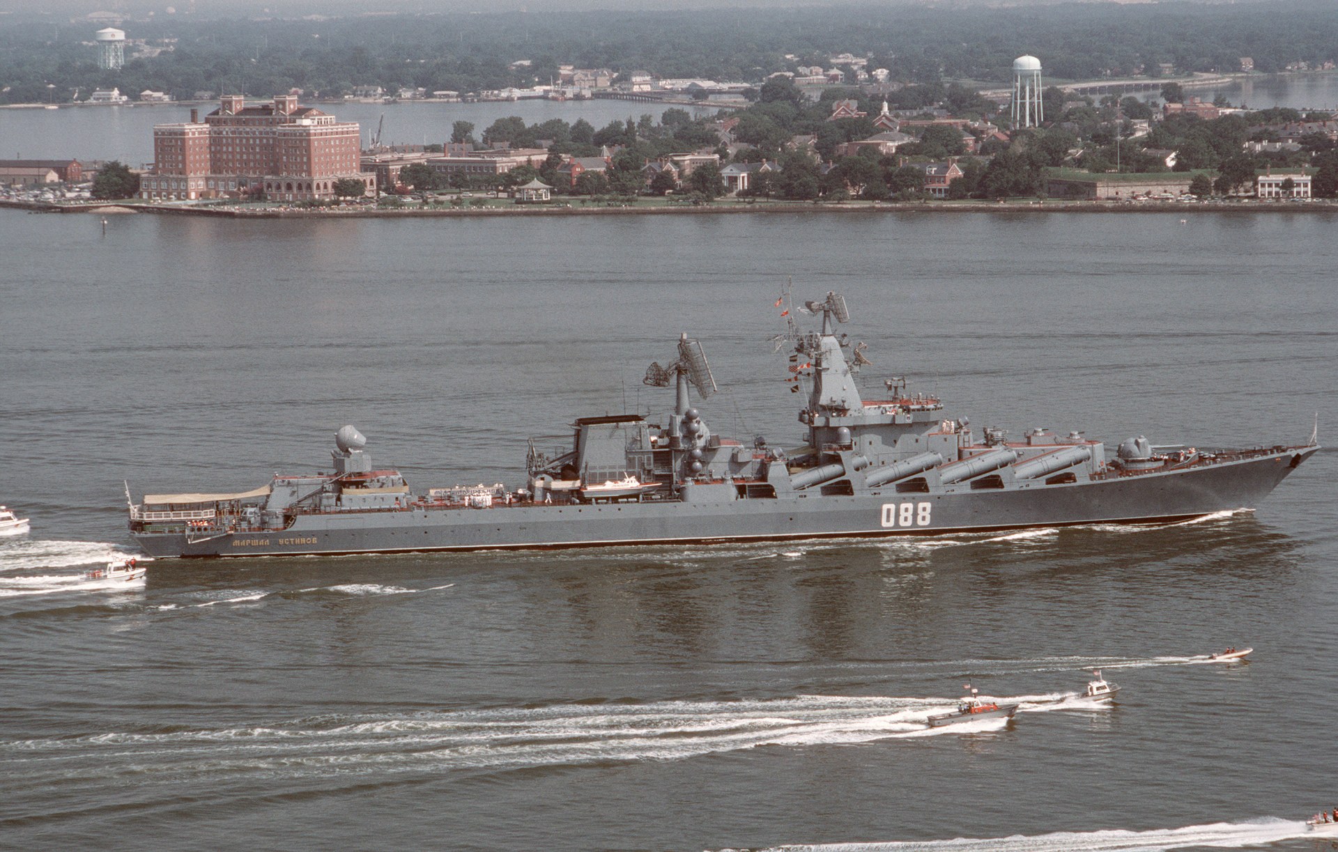 Marshal Ustinov meninggalkan Norfolk, 1989