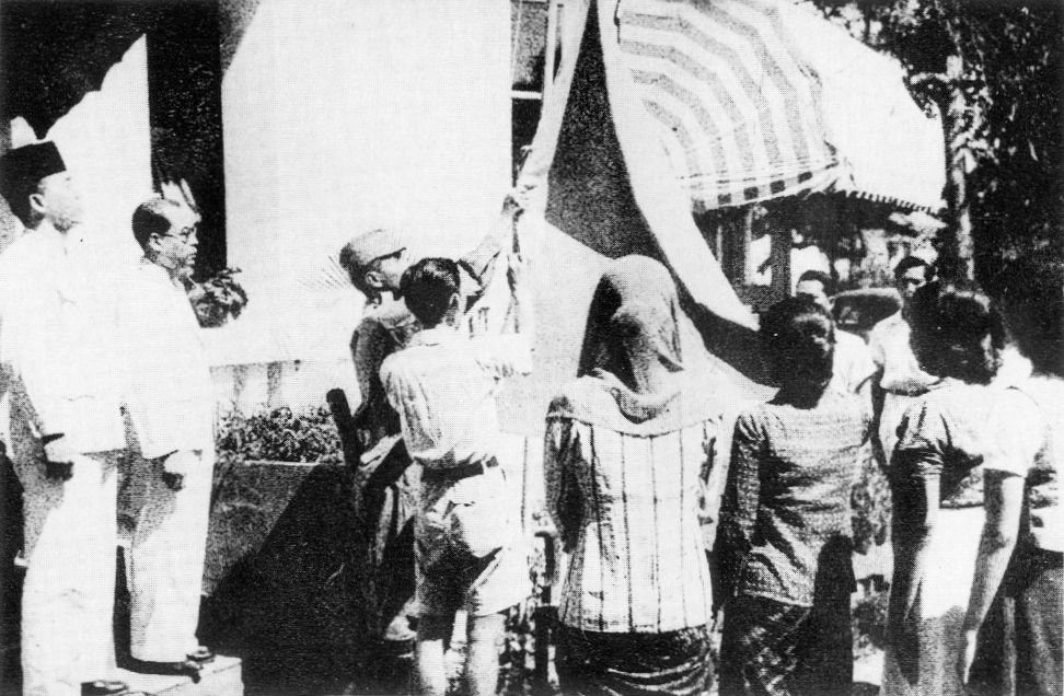 Pengibaran bendera Merah Putih pada Proklamasi 17 Agustus 1945