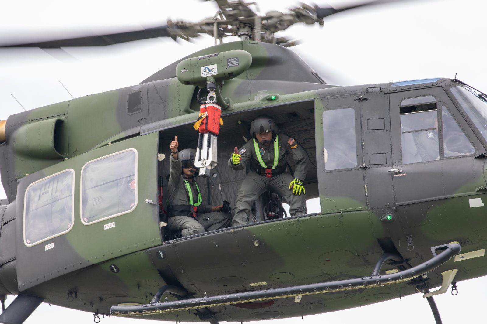 Prajurit TNI berlatih hoist dalam latihan Super Garuda Shield