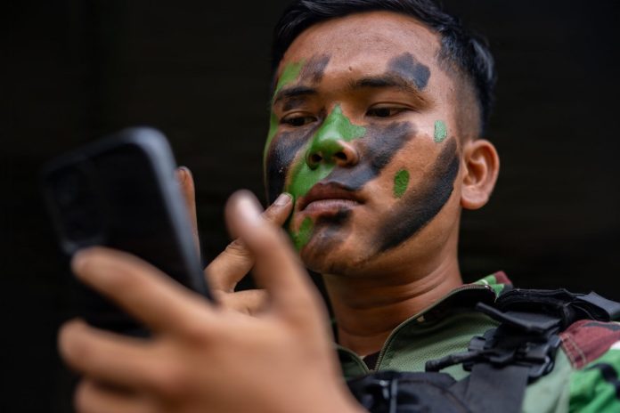 Prajurit TNI berpatroli hutan dalam latihan bersama Super Garuda Shield