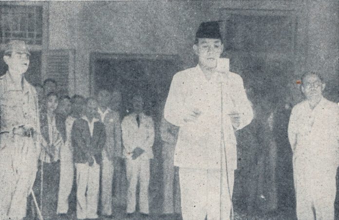 Soekarno membacakan teks Proklamasi Kemerdekaan, 17 Agustus 1945