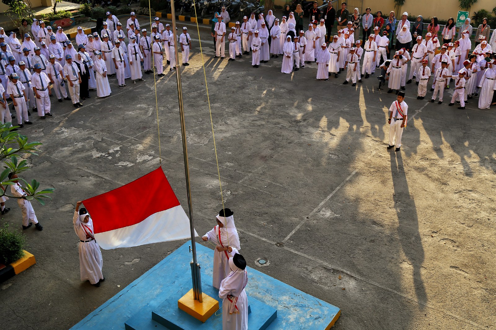Siswa mengikuti upacara bendera di sekolah