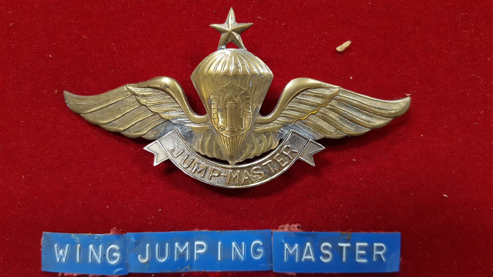 Brevet Jump Master TNI AD, salah satu kualifikasi terjun yang ditempuh prajurit Kopassus